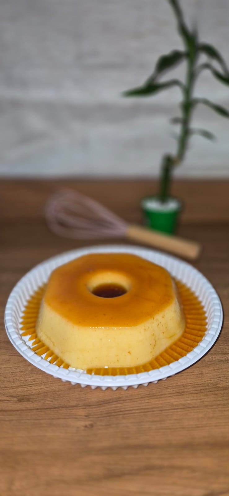 Pudim tradicional com calda dourada em forminha